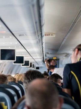 נעלי עקב וצעיף דרגה: האביזרים שנדרשים לדיילת אוויר